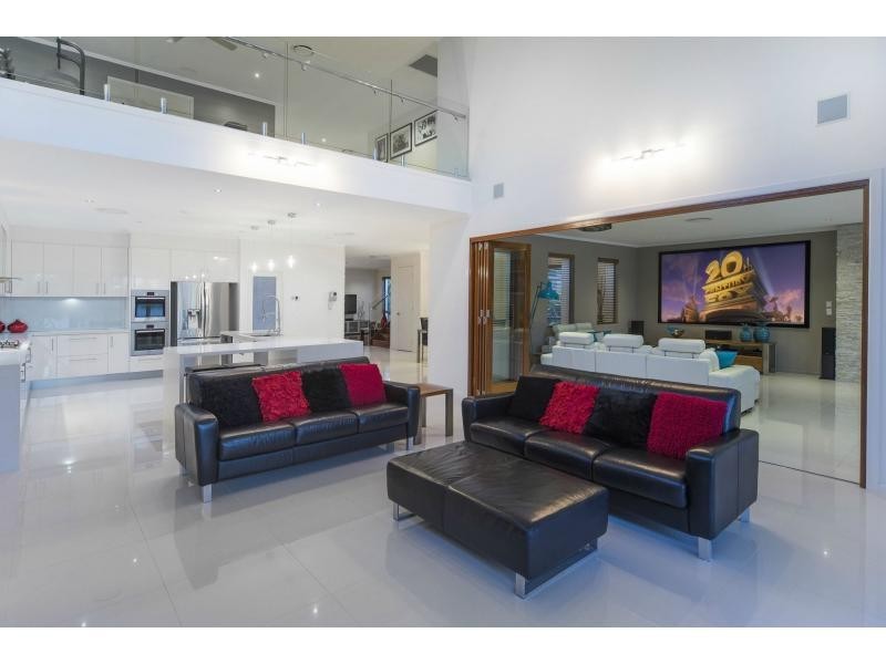 33 River Cove Place, Helensvale QLD 4212