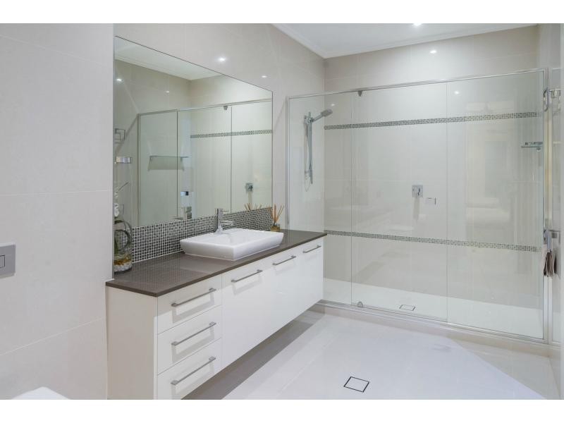 33 River Cove Place, Helensvale QLD 4212