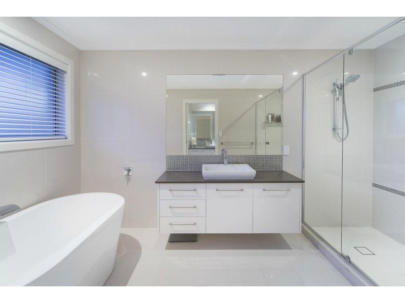 33 River Cove Place, Helensvale QLD 4212