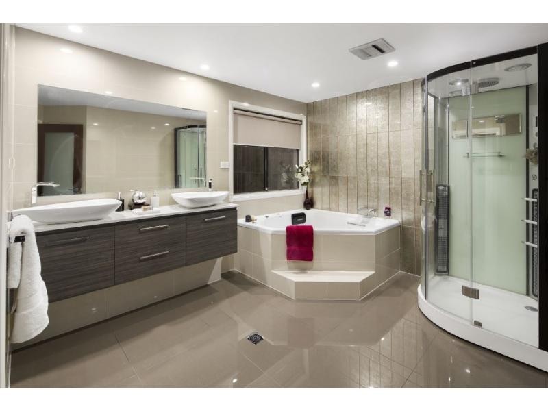 1675 Riverdale Drive, Hope Island QLD 4212