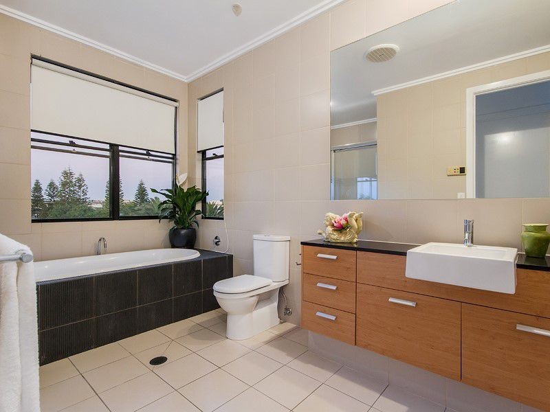 6103 The Lakes Drive, Hope Island QLD 4212