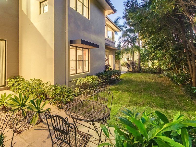 6103 The Lakes Drive, Hope Island QLD 4212