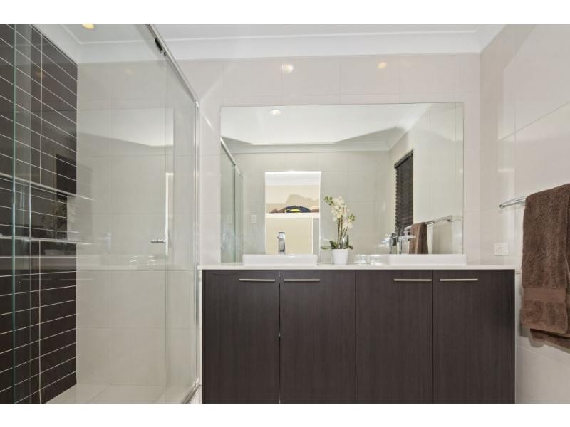 28 Harbourvue Court, Helensvale QLD 4212