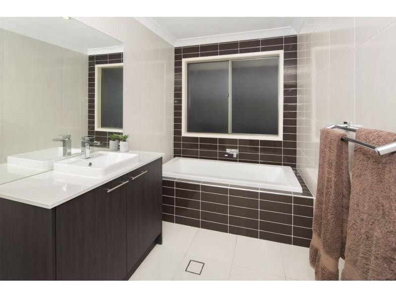 28 Harbourvue Court, Helensvale QLD 4212