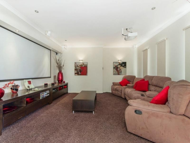 13 River Links Blvd East, Helensvale QLD 4212