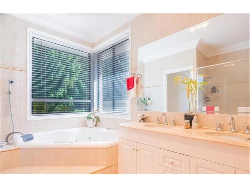 4 River Cove Place, Helensvale QLD 4212