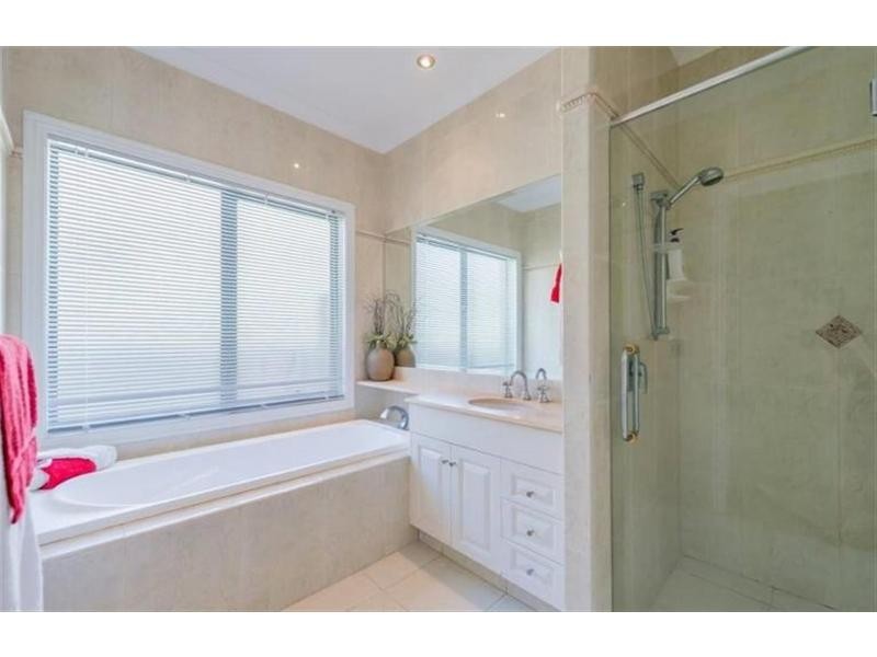 4 River Cove Place, Helensvale QLD 4212