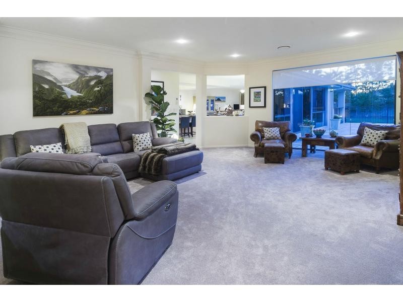 27 Calmwater Crescent, Helensvale QLD 4212