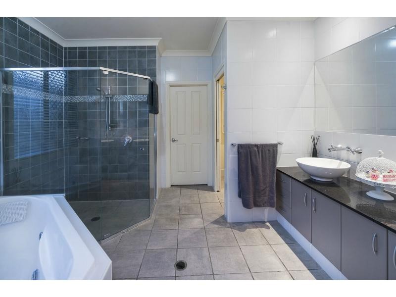 27 Calmwater Crescent, Helensvale QLD 4212