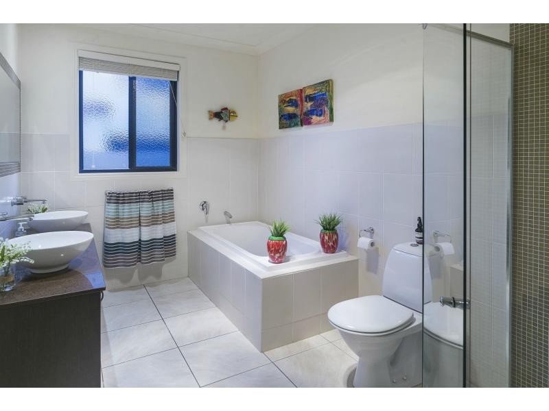 27 Calmwater Crescent, Helensvale QLD 4212