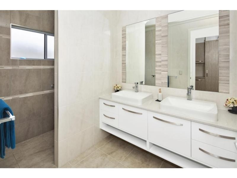 19 The Peninsula, Helensvale QLD 4212