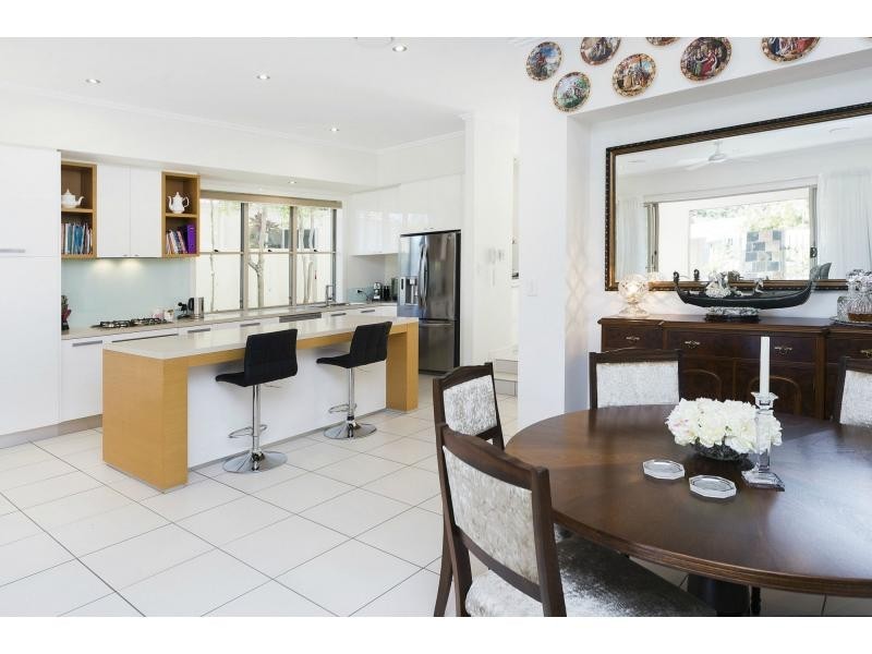 6102 The Lakes Drive, Hope Island QLD 4212