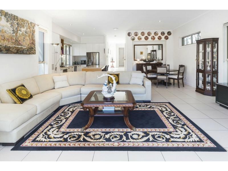 6102 The Lakes Drive, Hope Island QLD 4212