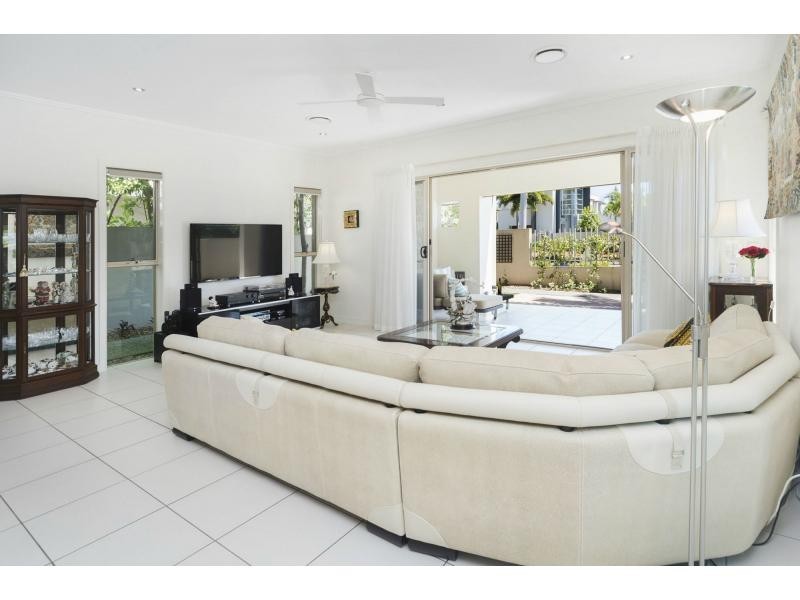 6102 The Lakes Drive, Hope Island QLD 4212