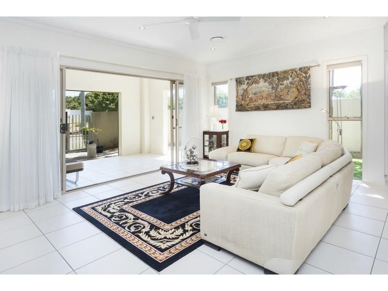 6102 The Lakes Drive, Hope Island QLD 4212