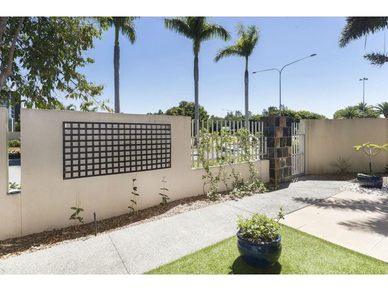 6102 The Lakes Drive, Hope Island QLD 4212