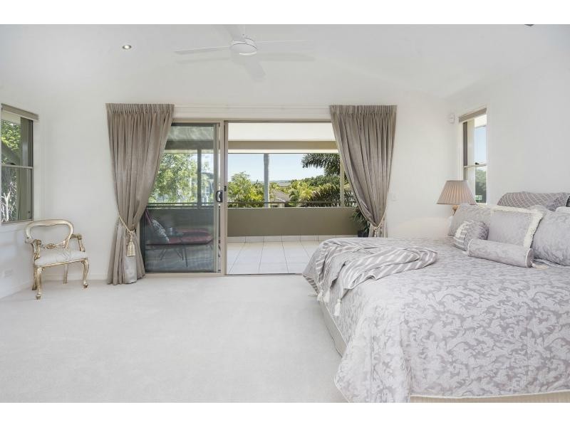 6102 The Lakes Drive, Hope Island QLD 4212