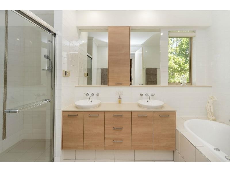 6102 The Lakes Drive, Hope Island QLD 4212