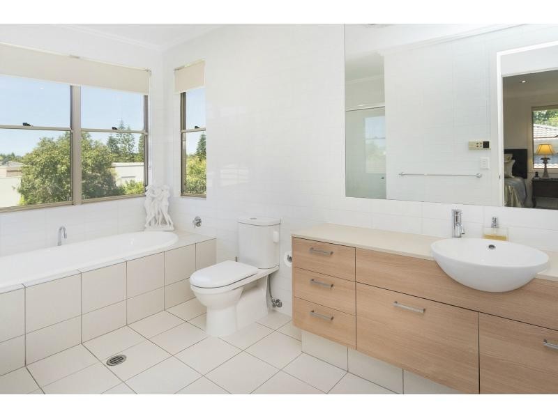 6102 The Lakes Drive, Hope Island QLD 4212