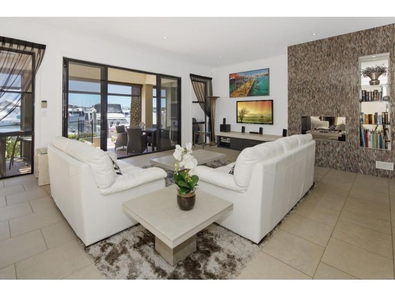 1519 Riverdale Drive, Hope Island QLD 4212