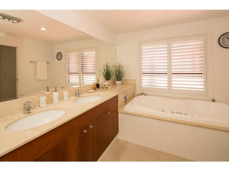 1519 Riverdale Drive, Hope Island QLD 4212