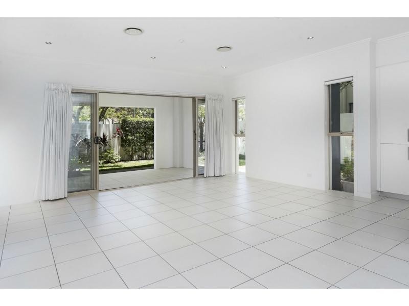 6107 The Lakes Drive, Hope Island QLD 4212