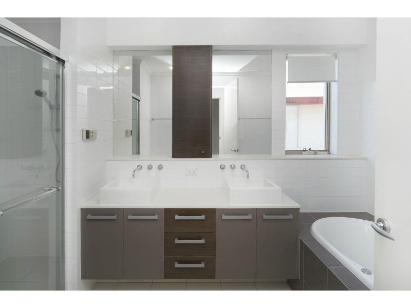 6107 The Lakes Drive, Hope Island QLD 4212