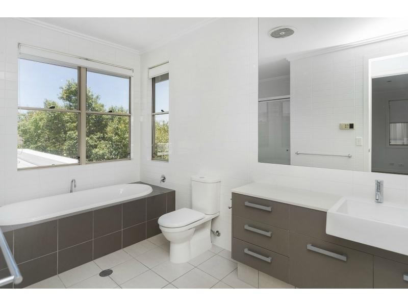 6107 The Lakes Drive, Hope Island QLD 4212