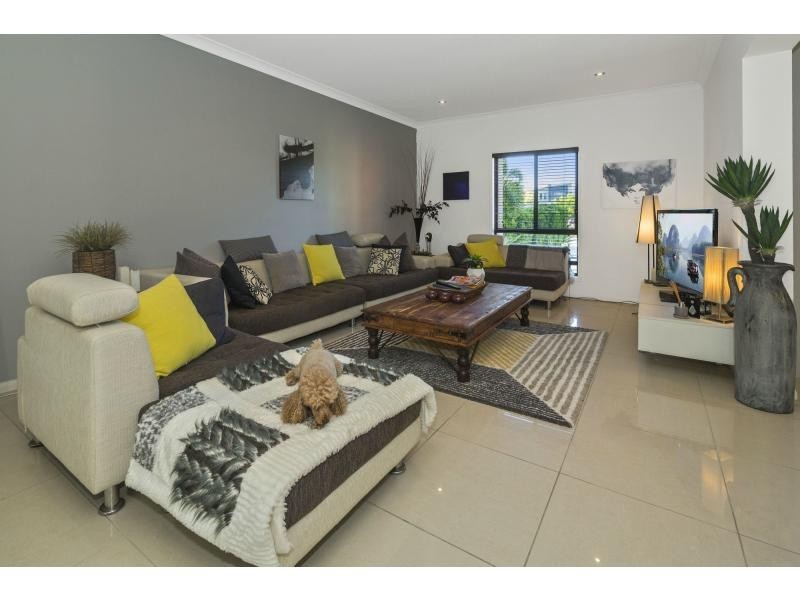 17 River Links Boulevard East, Helensvale QLD 4212