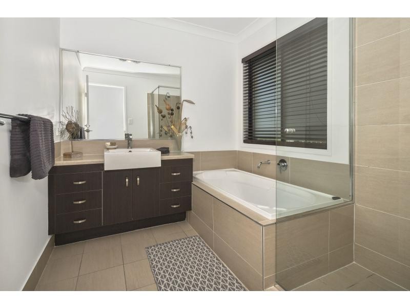 17 River Links Boulevard East, Helensvale QLD 4212