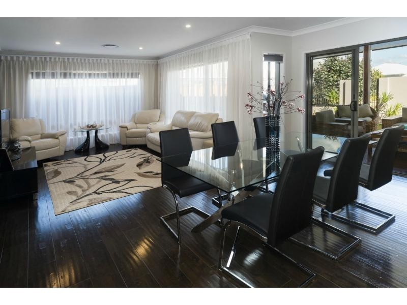 10 Keelson Crescent, Hope Island QLD 4212