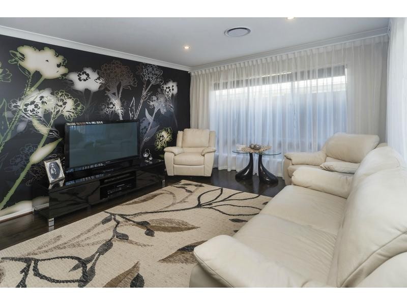 10 Keelson Crescent, Hope Island QLD 4212