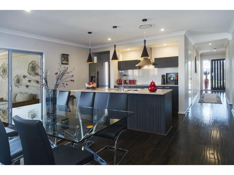 10 Keelson Crescent, Hope Island QLD 4212