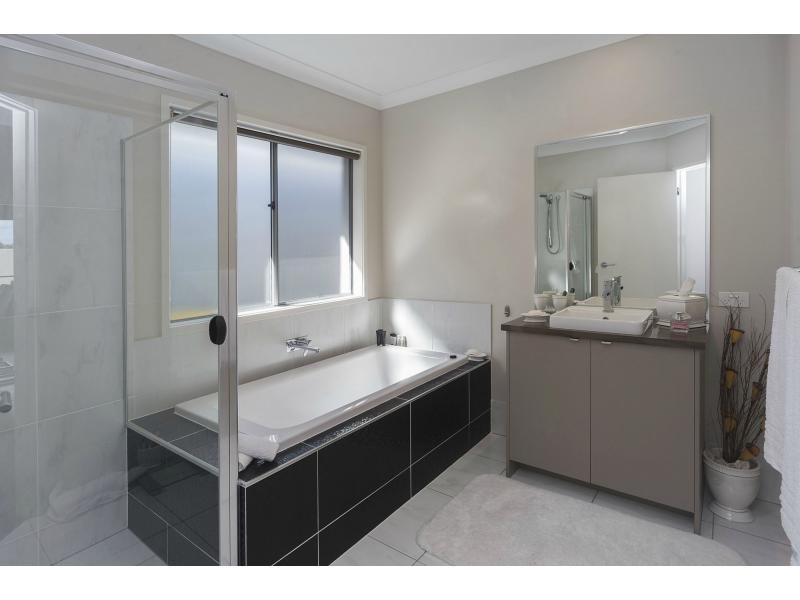 10 Keelson Crescent, Hope Island QLD 4212