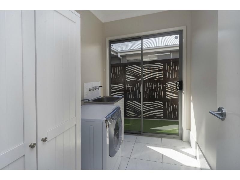 10 Keelson Crescent, Hope Island QLD 4212