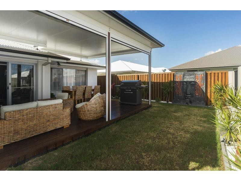 10 Keelson Crescent, Hope Island QLD 4212