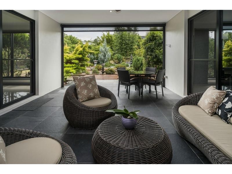 2 Summer Hill Crescent, Maudsland QLD 4210