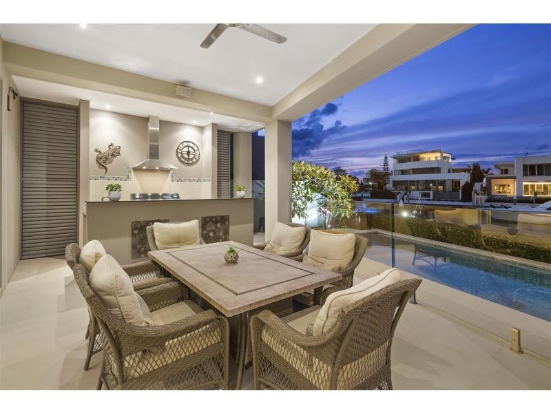 5 Hampton Court, Sovereign Islands QLD 4216