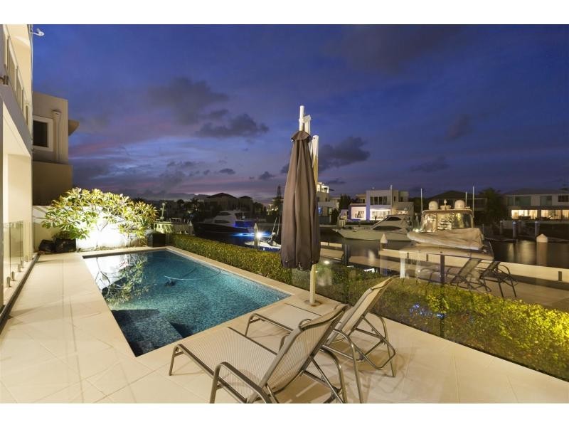 5 Hampton Court, Sovereign Islands QLD 4216