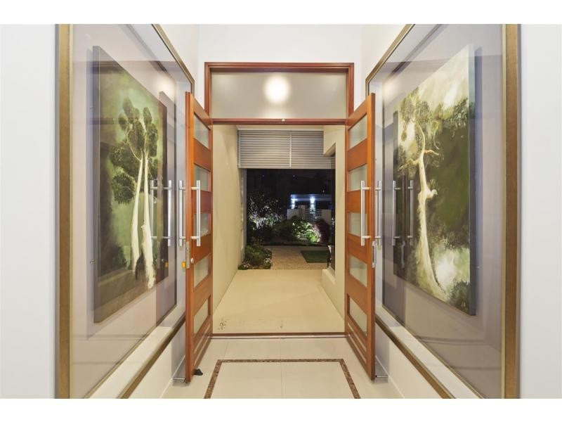 5 Hampton Court, Sovereign Islands QLD 4216