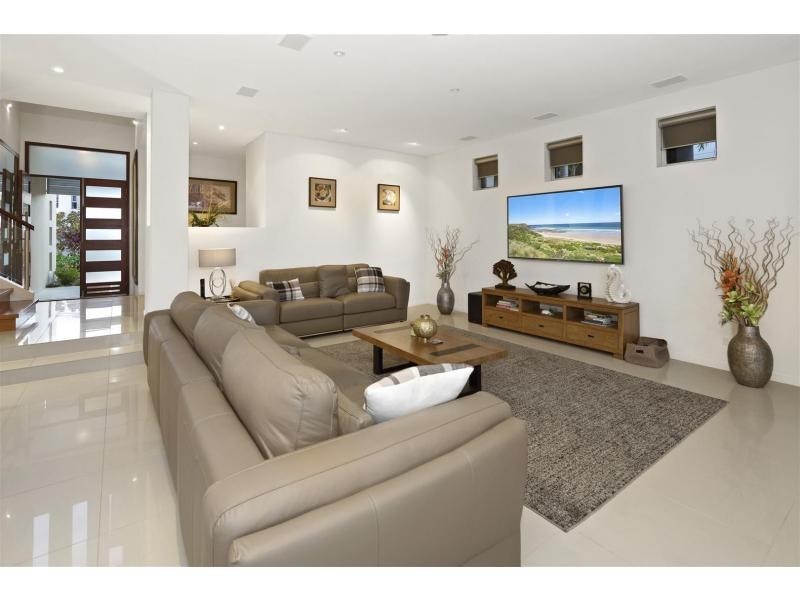 5 Hampton Court, Sovereign Islands QLD 4216