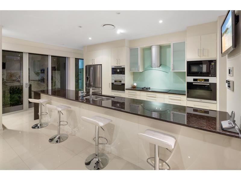 5 Hampton Court, Sovereign Islands QLD 4216