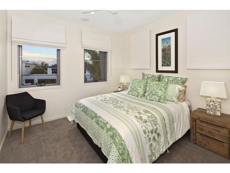 5 Hampton Court, Sovereign Islands QLD 4216