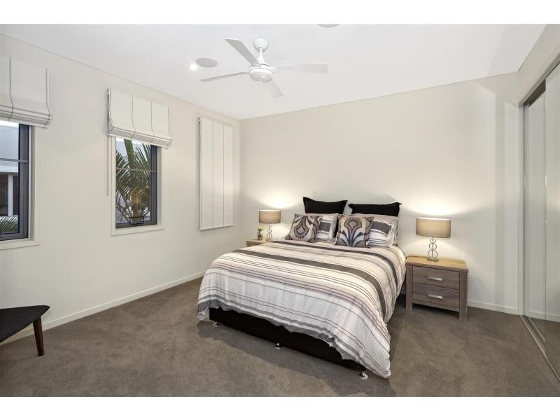 5 Hampton Court, Sovereign Islands QLD 4216