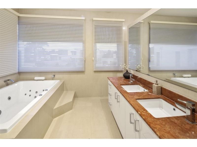 5 Hampton Court, Sovereign Islands QLD 4216