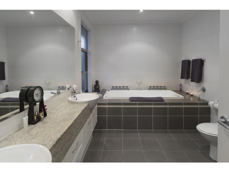 2359 Belmont Court East, Hope Island QLD 4212