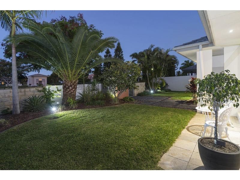 2359 Belmont Court East, Hope Island QLD 4212