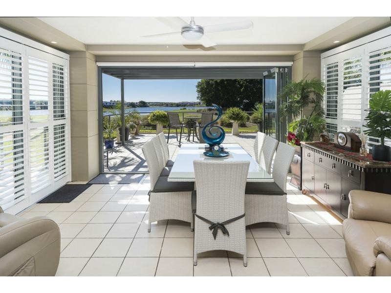 8404 Magnolia Drive East, Hope Island QLD 4212
