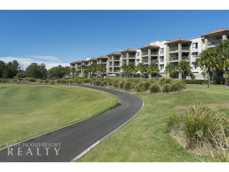 8404 Magnolia Drive East, Hope Island QLD 4212
