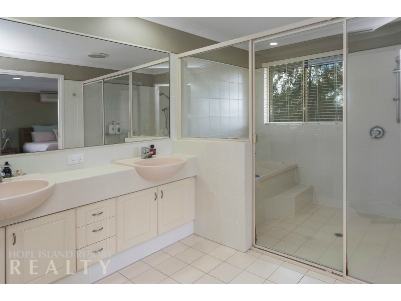 8142 Magnolia Drive West, Hope Island QLD 4212